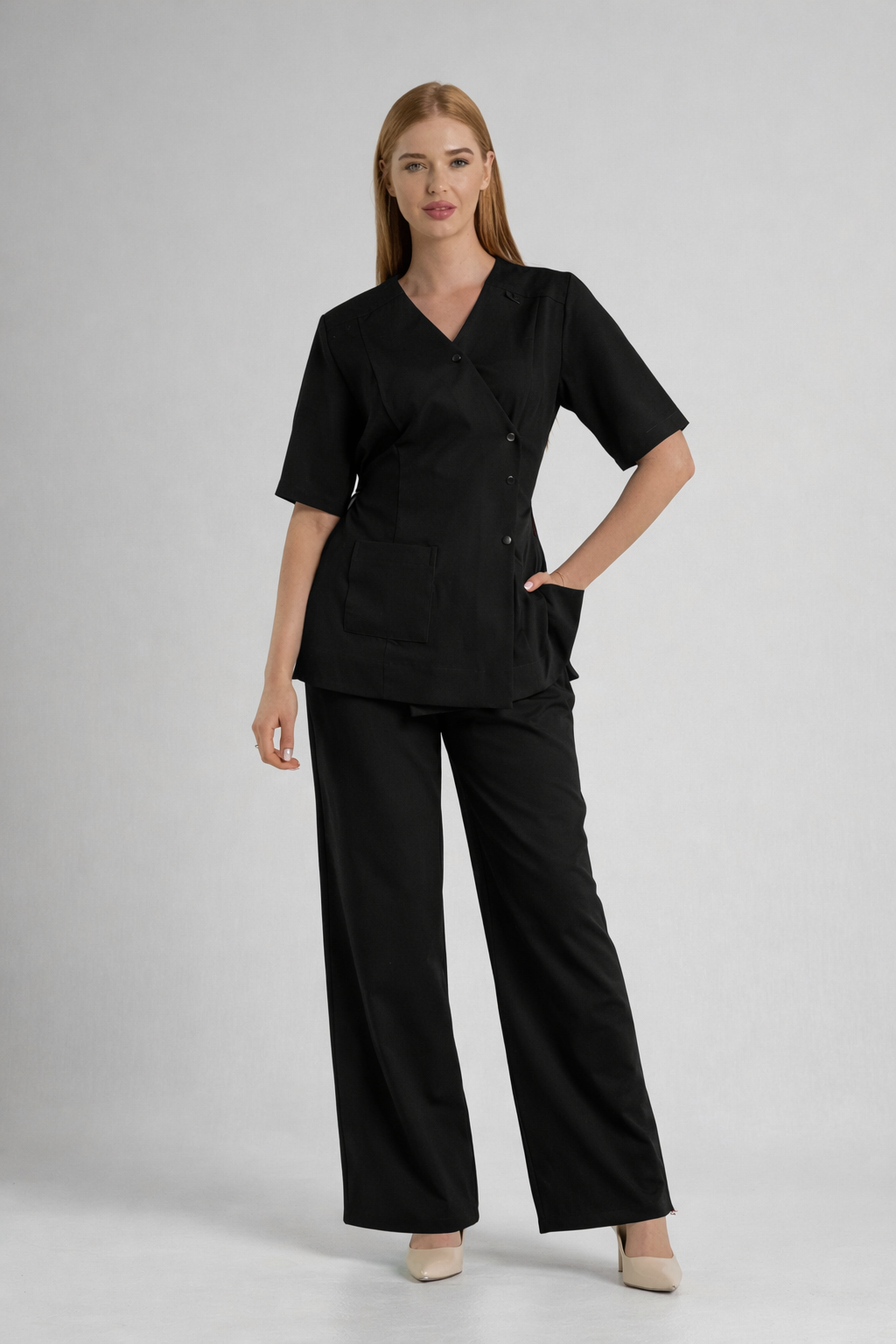 SİYAH Kadın Medikal Scrubs Forma Takımı – Kruvaze Yaka, Cepli, Şık ve Konforlu Tasarım