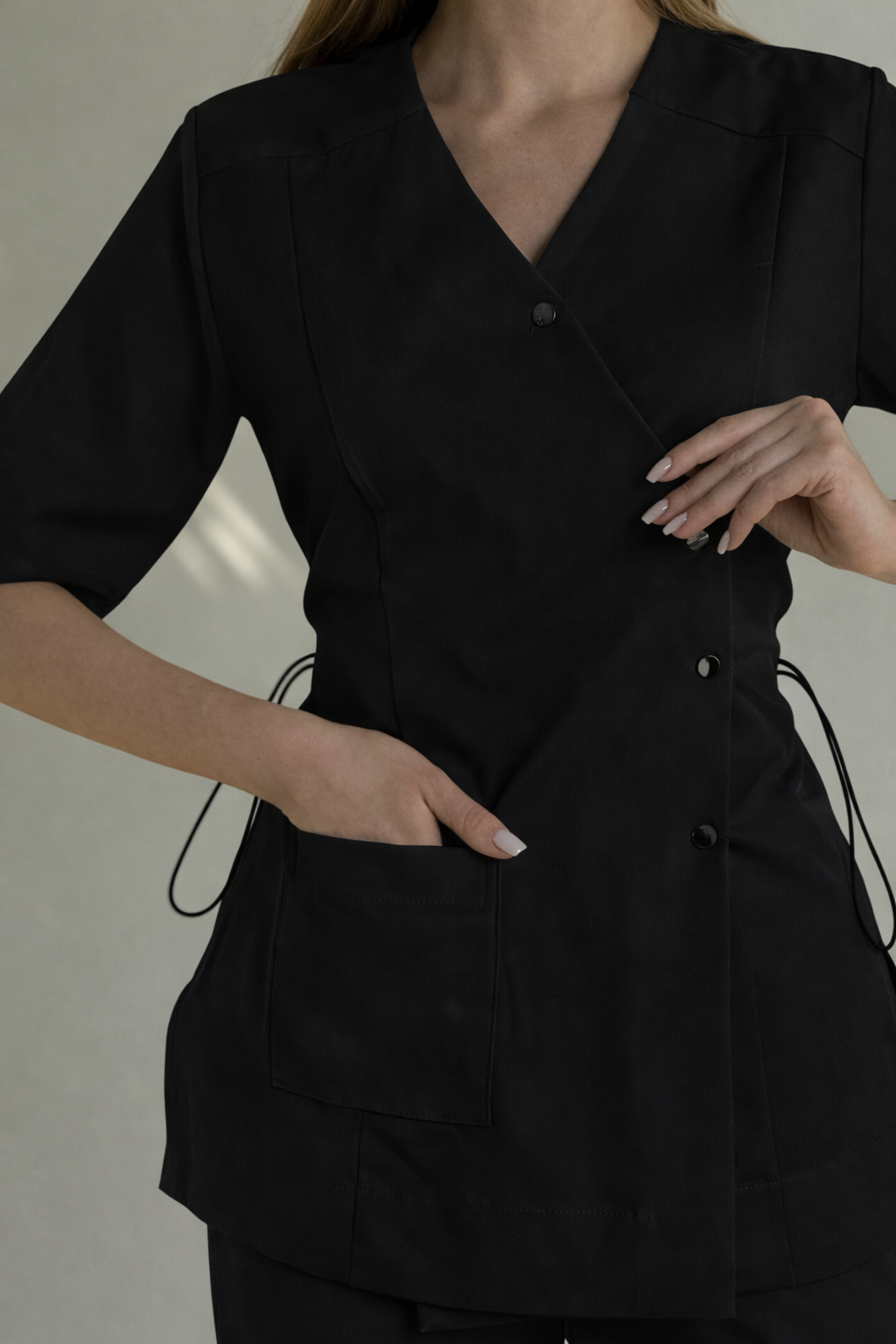 SİYAH Kadın Medikal Scrubs Forma Takımı – Kruvaze Yaka, Cepli, Şık ve Konforlu Tasarım