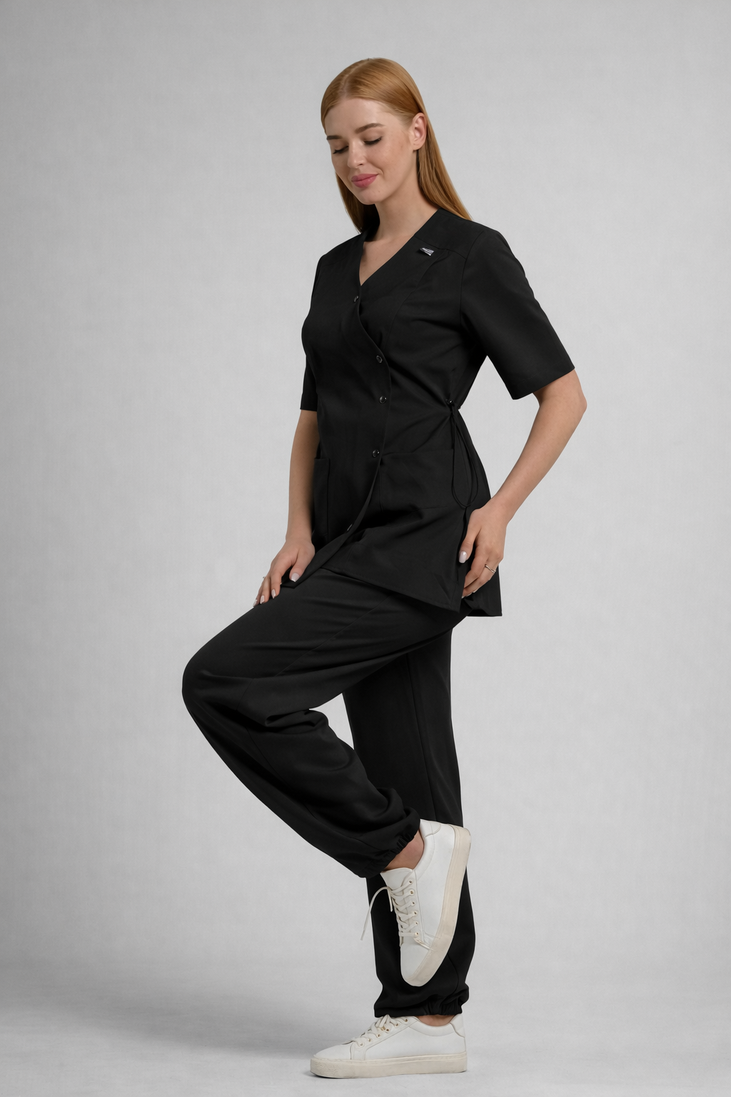 SİYAH Kadın Medikal Scrubs Forma Takımı – Kruvaze Yaka, Cepli, Şık ve Konforlu Tasarım