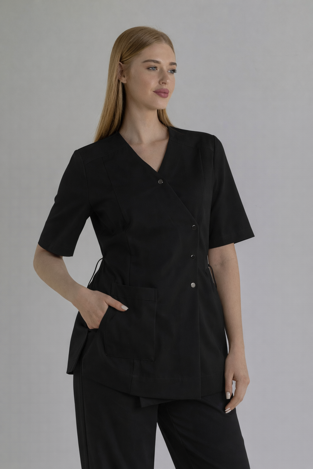 SİYAH Kadın Medikal Scrubs Forma Takımı – Kruvaze Yaka, Cepli, Şık ve Konforlu Tasarım